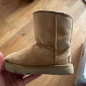 unisex UGG boot toddler size 7